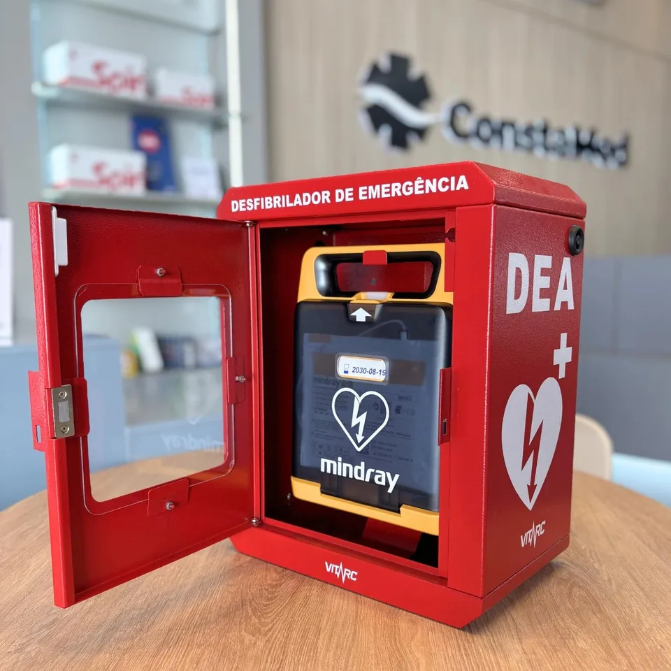 DEA BeneHeart C2 instalado em cabine de emergência na loja Constamed